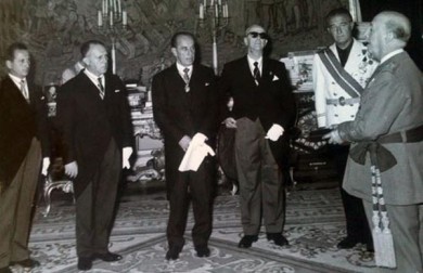 Juan Melgarejo, a la izquierda, acompañando al alcalde de la Ciudad, entonces Luis Portillo Ruiz, en una audiencia concedida por el anterior Jefe de Estado, el general Francisco Franco.