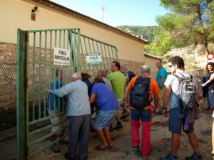 Protesta en Minglanilla (Cuenca) quitando la valla en un camino público cortado 