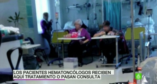 Pacientes del Hospital Virgen de la Luz de Cuenca reciben su tratamiento sentados en pupitres escolares